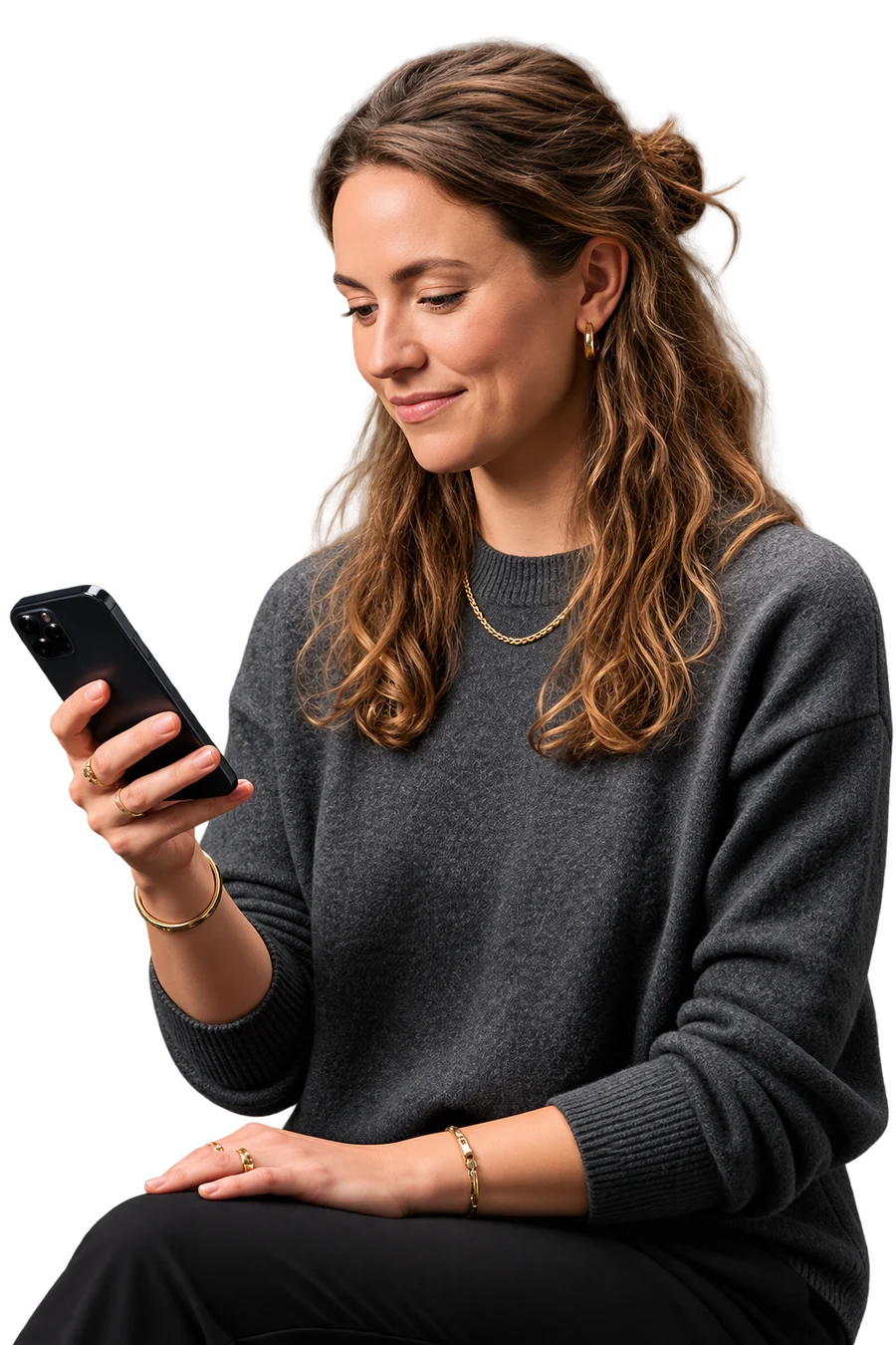 Mulher sorrindo enquanto responde uma mensagem no celular